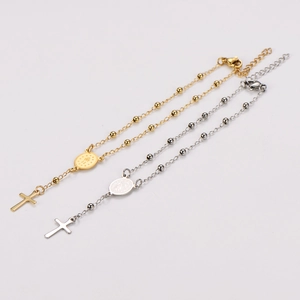 Ensemble de bracelets en perles dorées et argentées avec croix et médailles saintes