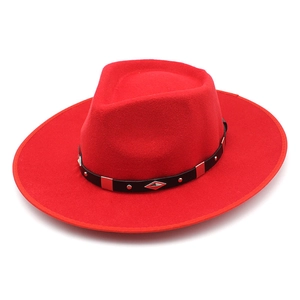 Chapeau fedora rouge vif classique avec ruban en cuir clouté noir et large bord plat