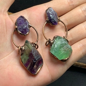 Detalle de piedras naturales de amatista y fluorita en engaste de bronce retro