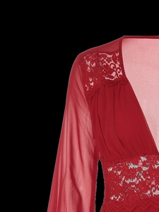 Gros plan sur la robe rouge à décolleté en V avec dentelle délicate et manches en tulle