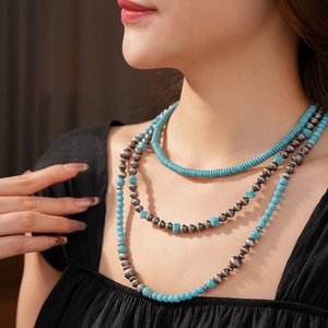 Dettaglio della collana bohémien a strati con perline turchesi e argento vintage