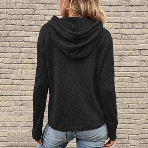 Vista posteriore di una felpa in maglia nera con motivo a trecce e vestibilità slim