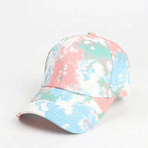 Détail de la texture dégradée tie-dye et des coutures de qualité sur la casquette de baseball