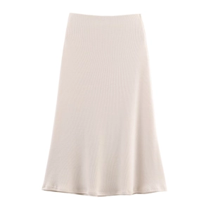 Gros plan sur la jupe en maille beige montrant la taille haute et la texture fine