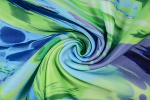 Gros plan détaillé du tissu à imprimé marbré multicolore avec texture fine et plis souples