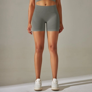 Détails macro du short de yoga vert olive sans couture avec taille haute gainante