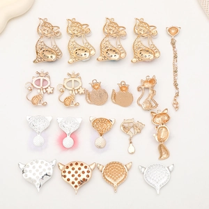 Detailansicht von Fuchs- und Katzenanhängern aus Legierung für DIY-Schmuck