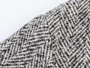 Vue macro du tissu à motif chevrons noir et blanc avec des coutures détaillées
