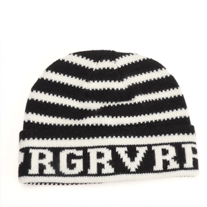 Gros plan sur la texture tricotée et le motif jacquard d'un bonnet d'hiver rayé