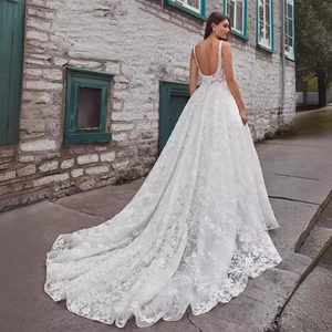 Robe de mariée élégante en dentelle blanche avec dos nu et longue traîne de luxe