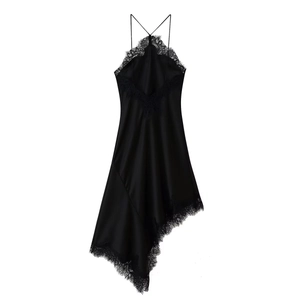 Robe nuisette noire en satin avec bordure en dentelle et ourlet asymétrique chic