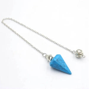 Dettaglio del pendolo conico in turchese blu con catena decorativa in argento