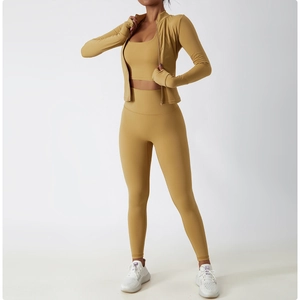 Vue détaillée de l'ensemble de fitness trois pièces jaune gingembre avec veste et legging