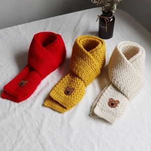 Sciarpe neonato in maglia grossa rossa, gialla e beige con dettagli patch orsetto
