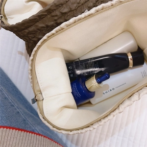 Vue de dessus de la trousse de maquillage matelassée café avec doublure crème