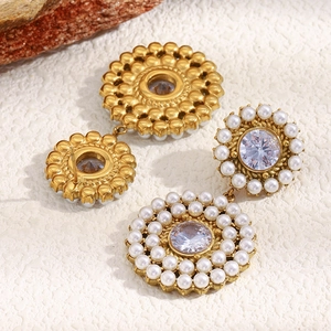 Luxurious 18K gold-plated earrings with large zircon center and pearl surround