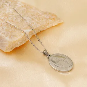 Collana con ciondolo ovale Vergine Maria in acciaio inossidabile argento su raso