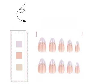 Détail de faux ongles en amande avec dégradé rose et motifs de nœuds blancs élégants