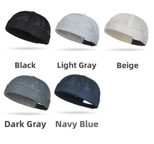 Dettaglio dei cinturini regolabili sui cappelli miki in mesh traspirante in cinque colori