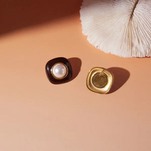 Boucles d'oreilles carrées en acier doré avec émail marron foncé et perles blanches