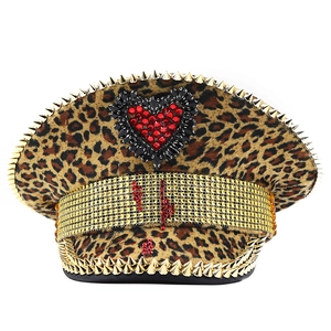Berretto stile marinaro leopardato con borchie dorate e cuore di strass per feste