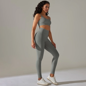 Dettaglio del set yoga senza cuciture verde salvia con leggings a vita alta e reggiseno