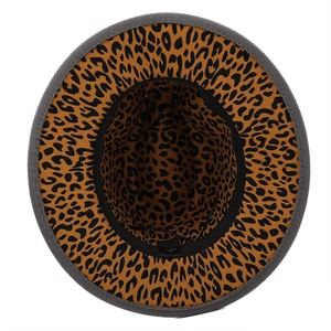 Détail d'un chapeau en feutre à large bord, extérieur gris et doublure à motif léopard