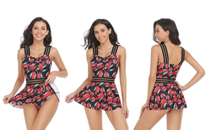 Vista tripla del costume a gonnellino con stampa tropicale e dettagli in tulle in vita