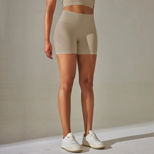 Gros plan sur la taille haute côtelée sans couture du short de yoga beige