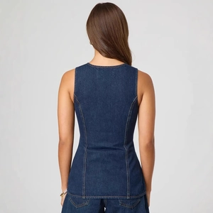 Set top in denim senza maniche e pantaloncini a vita alta da donna, vista posteriore