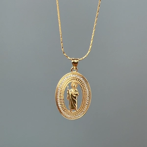 Collier médaille ovale en acier inoxydable doré serti de zircons et relief religieux