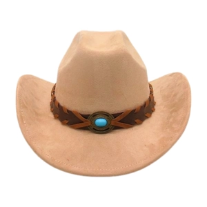 Détail d'un chapeau fedora beige avec bande en cuir tressé et pierre turquoise