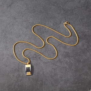 Détail du collier avec pendentif en fibre de carbone sur fond en pierre grise