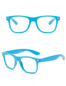 Front- und Seitenansicht einer himmelblauen quadratischen Brille mit Silberakzenten