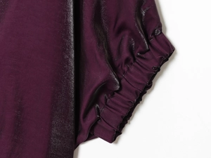 Detail des dunkelvioletten Satinoberteils mit elastischen Faltenbündchen und Seidenglanz