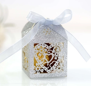 Boîte à bonbons argentée pailletée avec découpe laser coeur et ruban pour mariage