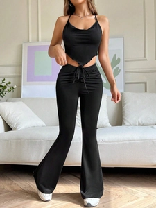 Damen Set aus schwarzer Schlaghose mit hoher Taille und kurzem Oberteil mit Kordelzug