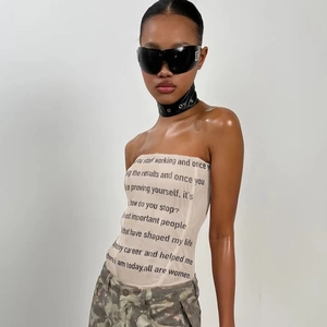 Detail von beigem Tube-Top mit hochwertigem Buchstaben-Print und schmaler Passform