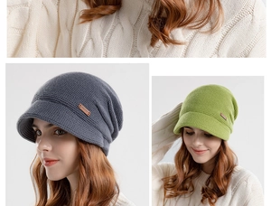 Detail van gebreide textuur en leren label op een warme wintermuts voor dames