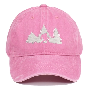 Dettaglio del ricamo bianco Bigfoot sul cappellino da baseball in cotone rosa lavato