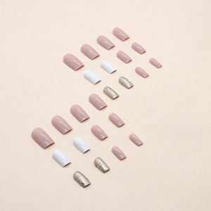 Faux ongles carrés moyens rose nude et blancs avec paillettes argentées brillantes