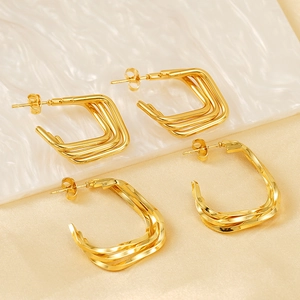 Parure de boucles d'oreilles C géométriques plaquées or 18 carats sur fond satin