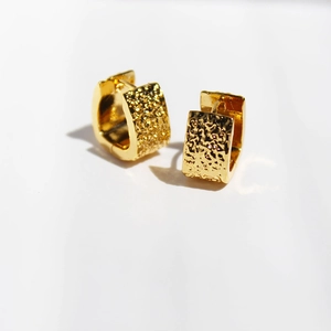 Minimalist gold square hoop earrings with hammered metal texture for a vintage aesthetic