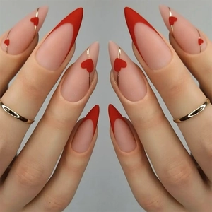 Faux Ongles French Tip Rouges Forme Amande Mat Nude Cœur Ligne Dorée Plastique Ongles Artificiels Femmes Saint Valentin