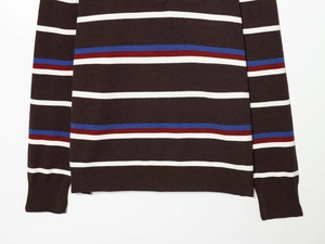 Details des Retro-Streifenpullovers mit Rippbündchen und bunten horizontalen Streifen