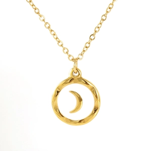 Collier en acier titane doré avec pendentif cercle martelé et motif de lune minimaliste