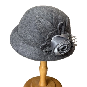 Eleganter dunkelgrauer Wollhut für Damen mit Satinrose und floraler Netzdekoration