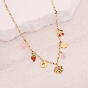 Collana a catena dorata con ciondoli a fragola, ciliegia e farfalla in smalto