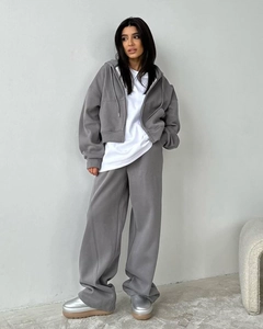 Détail de l'ensemble sweat à capuche gris zippé et pantalon à taille haute pour l'automne