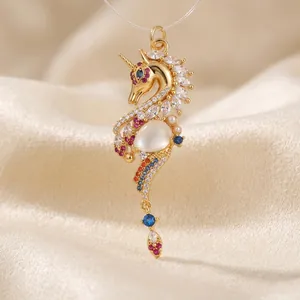 Détail du pendentif hippocampe en cuivre avec cristaux colorés et dimensions 43x15mm